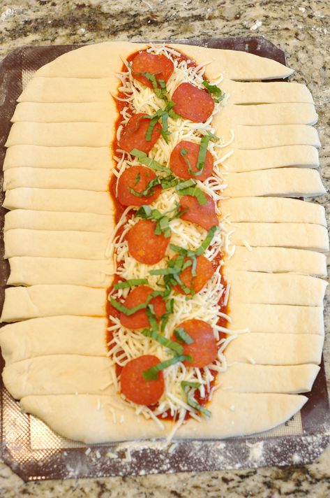 Stuffed Pizza Bread, Braided Pizza, Pigs In The Blanket, Pizza Braid, Pizza Calzones, Pizza Bread Recipe, Stuffed Pizza, Pizza Calzone, Calzone Pizza