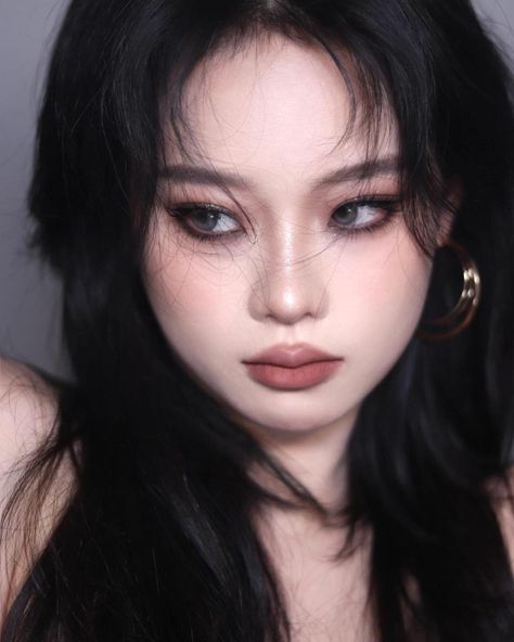 Dark Academia Aesthetic Makeup, Dark Academia Makeup, Black Eyeshadow Makeup, Asian Makeup Style, Makeup Korean Style, Makeup Layout, J Makeup, Feminine Makeup, Black Eye Makeup