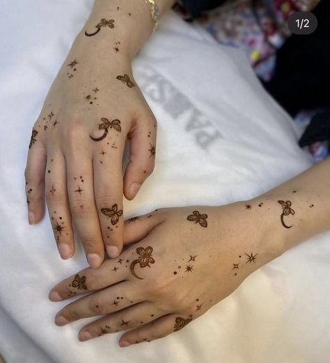 Henna Eid, Zara Lookbook, Cool Henna Designs, Small Henna Designs, Henna Mehndi Designs, Cute Henna Designs, Unique Henna, Eid Mehndi, Henna Designs Wrist