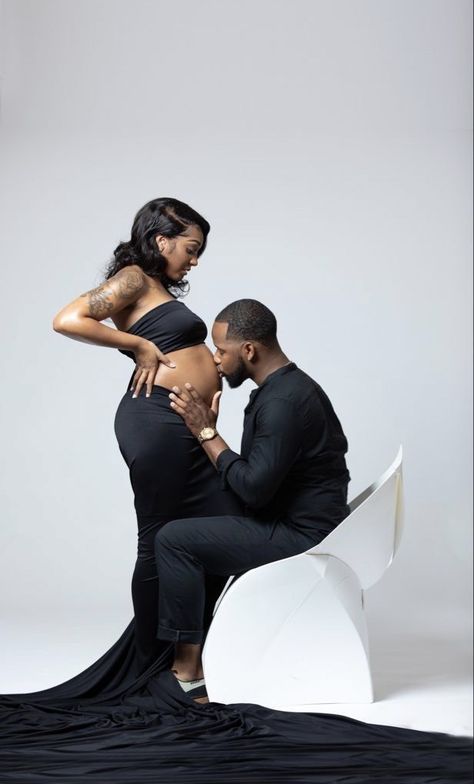 Couple Pregnancy Pictures, Couple Maternity Poses, Maternity Shoot Outfit, Maternity Picture Outfits, Maternity Studio Photoshoot, Shooting Couple, Cute Pregnancy Pictures, Maternity Photography Poses Couple, Maternity Photography Studio