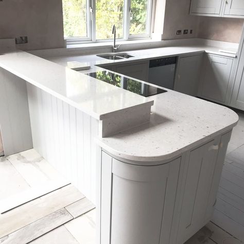 Cheshire Granite Worktops on Instagram: “Our client loved this beautiful, marbled style worktop and breakfast bar combo in Silestone Bianco Rivers. . Quartz worktops provide…” Quartz Worktop Kitchen, Scandi Kitchen, Curved Kitchen, Granite Worktops, Kitchen Peninsula, Quartz Worktops, Open Plan Kitchen Dining, Round Kitchen, Costa Rican