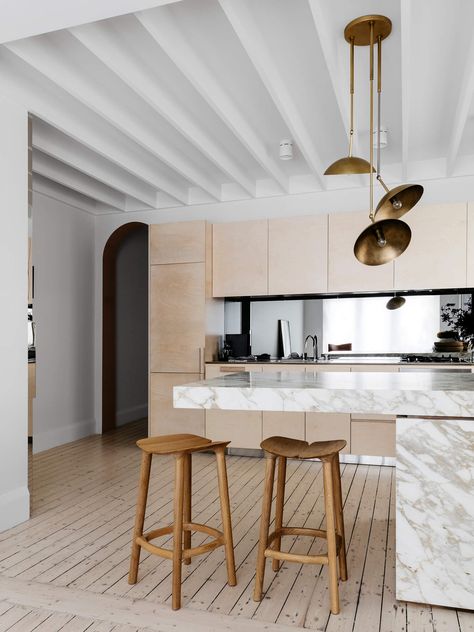 The Home of Carmen Hamilton by Decus Interiors | est living Decus Interiors, White Kitchen Remodeling, Mid Century Modern Kitchen, Vogue Living, Design Del Prodotto, Kitchen Remodel Idea, New Wall, Apartment Design, Architectural Digest