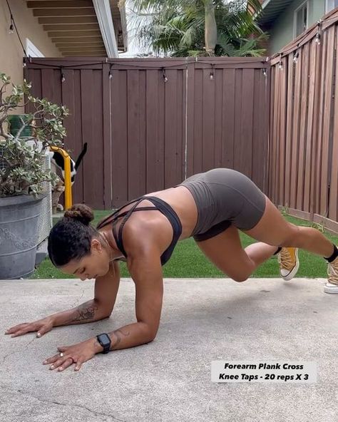 Rows With Dumbbells, Proper Push Up Form, Rows Exercise, Kick Backs Exercise, Workout Encouragement, Proper Push Up, Push Up Form, Forearm Plank, Fitness Encouragement