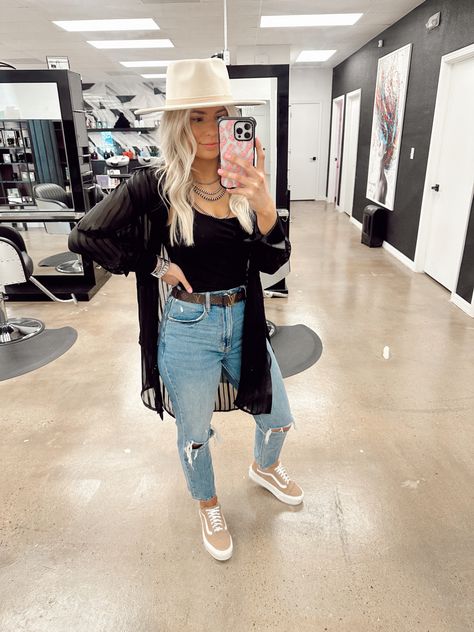 Work Outfits Women Hairstylist, Nail Tech Work Outfits, Cosmologist Outfits, Women Barbers Outfits, Cute Outfits For Hairstylist, Nail Tech Outfits Style, Outfit Ideas For Hairstylist, Hair Stylist Fashion Outfits, Professional Hairstylist Outfits