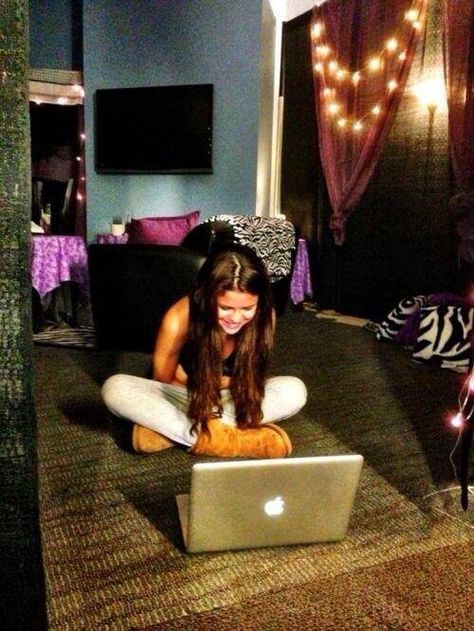 Selena Gomez bedroom J~ Straight Out Of Compton, Selena Gomez House, Vogue Home, Cheer Routines, Tech Magazine, Alex Russo, Famous Stars And Straps, Selena Gomez Style, Cher Lloyd