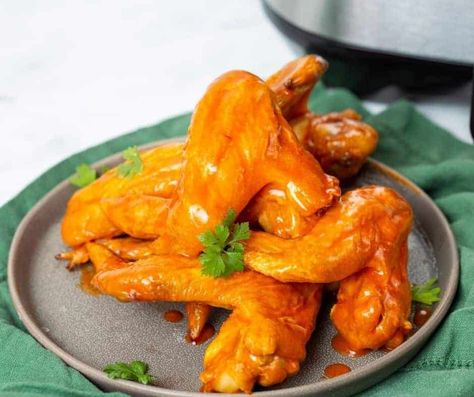 Copycat Buffalo Wild Wings, Frying Wings, Air Fryer Buffalo Chicken, Wings Buffalo, Chicken Crisps, Buffalo Hot Wings, Chicken Buffalo, Frozen Chicken Wings, Reheat Chicken