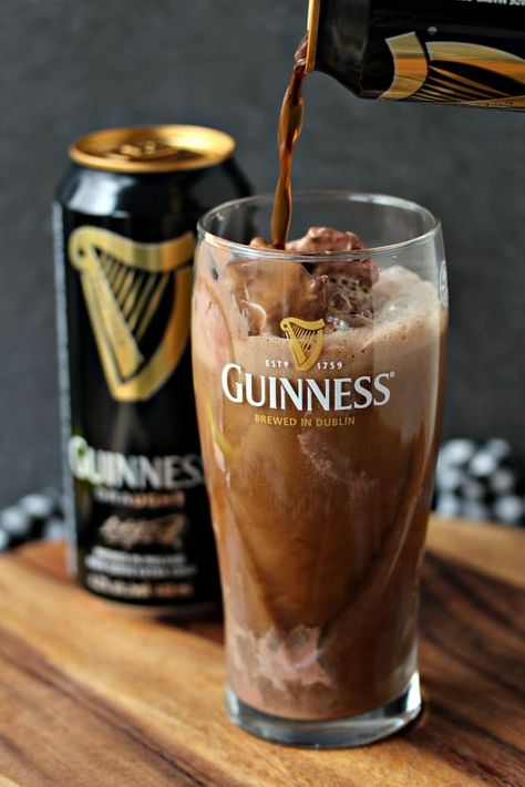 Chocolate Guinness Float are a delicious boozy dessert you can pull together in no time at all. Heavenly! Food Cravings Healthy, Chocolate Extract, Guinness Chocolate, Float Recipes, Guinness Beer, Boozy Desserts, Healthiest Seafood, Beer Recipes, Irish Recipes