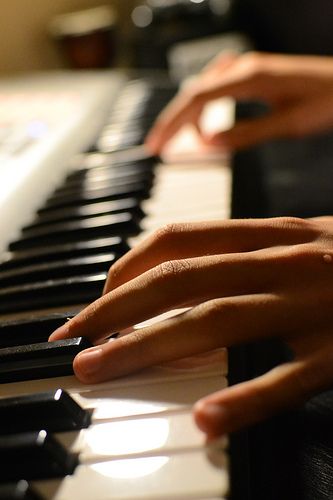 Pianist Hands, Music Learning, Hands Playing Piano, Hands On Piano, Playing Keyboard, Main Piano, Keyboard Playing, Playing The Piano, Play Piano