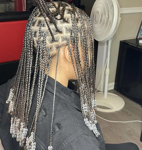 Braids With Natural Hair And Beads, Braided Hairstyles For Black Women Beads, Beads On Natural Hair, Knotless Braids With Beads Hairstyles, Knotless With Beads, Short Knotless Braids With Beads, Short Knotless Braids, Braids With Beads Hairstyles, Short Knotless