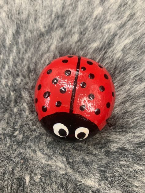 Rock Painting Ideas Easy Ladybug, Rock Art Ladybug, Easy Ladybug Painting On Canvas, Painting Ladybugs On Rocks, Rock Painting Ladybug Ideas, Ladybird Rock Painting, Rock Painting Ideas Bugs, Ladybug Stone Painting, Bug Rocks Painted Stones