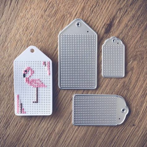 Stitching Cards, Mini Cross Stitch, Cross Stitch Cards, Diy Cross Stitch, Marianne Design, Needle And Thread, Cross Stitch Patterns, Gift Tags, Stitch Patterns