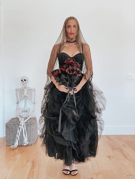 Corpse Bride Halloween, Bride Halloween Costume, Halloween Bride Costumes, Bride Halloween, Dead Bride, Victorian Bride, Holiday Inspo, Costume Inspo, Corpse Bride