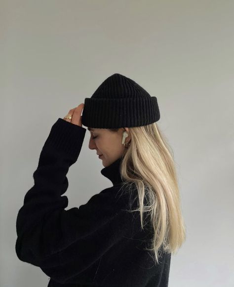 Beanie Outfit Aesthetic, Black Beanie Outfit, Winter Headwear, Beanie Outfit, Genderless Fashion, Trendy Socks, Trendy Hat, Beanie Style, Clothing Photography