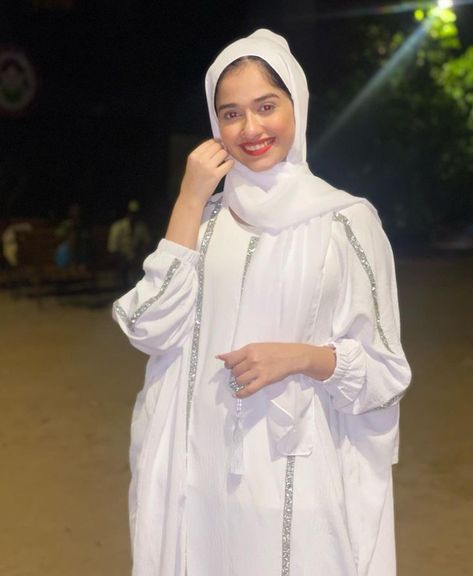 Hijab Pic, Jannat Zubair Rahmani, Danish Image, Jannat Zubair, Fashion Top Outfits, Simple Pakistani Dresses, Social Media Stars, Imran Khan, Beautiful Hijab