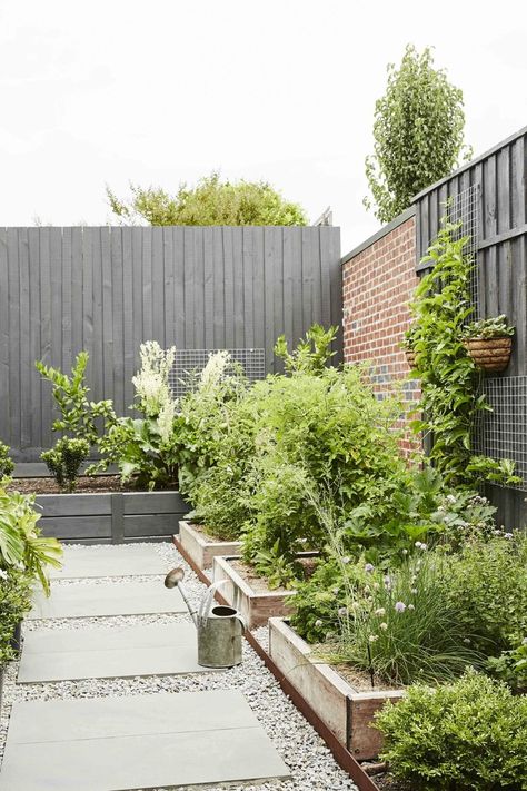 Raised garden beds in an urban backyard. Concrete pavers and gravel create a walkway through the garden. Vege Garden Ideas, Small Backyard Gardens, Garden Services, Garden Guide, Garden Oasis, Vegetable Garden Design, Flowers Wallpaper, Veggie Garden, Back Garden