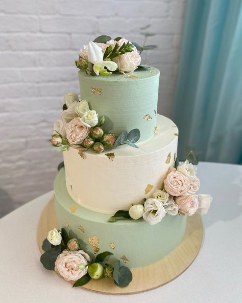 Sage Green 15 Cake, Sage Green And Pink Wedding Cake, Sage And Pink Wedding Cake, Pastel Green Wedding Cake, Pink And Green Wedding Cake, Wedding Cake Light Green, Sage Green Ombre Wedding Cake, Ethereal Wedding Cake, Mint Green Wedding Cake