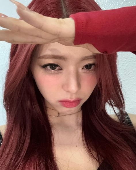 itzy yuna Red Hair Inspo, Yuna Itzy, Kpop Girl Groups, Instagram Update, Kpop Idol, Korean Girl, South Korean Girls, Hair Inspo, K Pop