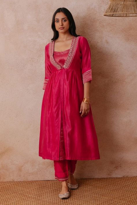 Buy Pink Banarsi Silk Handwoven Geometric Lapel Collar Long Coat With Pant For Women by Pinki Sinha Online at Aza Fashions. Flared Jacket Outfit, Festive Indian Outfit, Festive Wear Indian Kurti, Flare Kurti Designs, Jacket Style Suits For Women Indian, Festive Looks Indian, Flared Kurti Designs, Khatwork Kurti, Pink Kurta Set Women