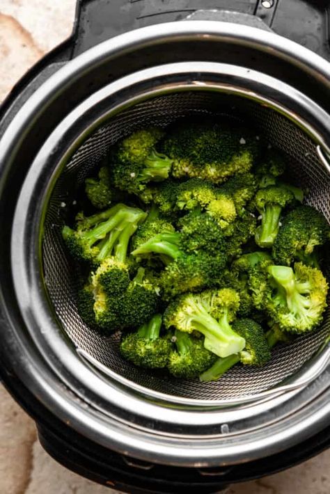 Incredibly quick and easy Instant Pot Steamed Broccoli is made perfect every time! Add this simple, yet flavorful healthy side to any meal! | #FoodFaithFitness | #instantpotveggies #steamedbroccoli #instantpotbroccoli #healthyinstantpotrecipe Instant Pot Steamed Broccoli, How To Steam Broccoli, Broccoli Mash, Steamed Broccoli Recipes, Steam Broccoli, Loaded Broccoli, Instant Pot Broccoli, Instant Pot Steam, Grilled Vegetable Salads