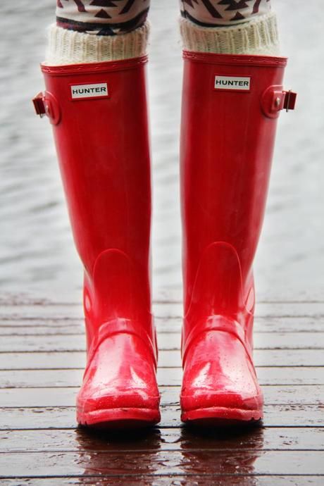 Red Rain Boots Urban Outfitters Necklace, Rain Boot Outfit, Hunter Boots Outfit, Red Rain Boots, Red Hunter, Wellies Rain Boots, Hunter Wellies, Hunter Boot, The Lake House