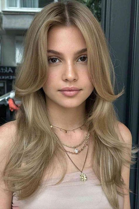 Check out the newest hair trendy taking over the internet! The butterfly haircut is iconic yet irresistible! Blonde Hair Cuts Medium, Straight Brunette Hair, Fall Blonde Hair Color, Fall Blonde Hair, Butterfly Haircut, Haircuts For Medium Length Hair, Icy Blonde Hair, Blonde Haircuts, Edgy Hair