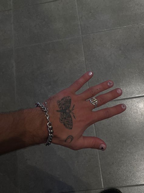 tattoo hand ideas nail black mens Painted Nails On Guys, Man Painted Nails, Guys With Painted Nails Aesthetic, Short Nail Inspo Masc, Guy Painted Nails, Men Painted Nails Aesthetic, Guys Nails Painted, Men Painted Nails, Men With Painted Nails