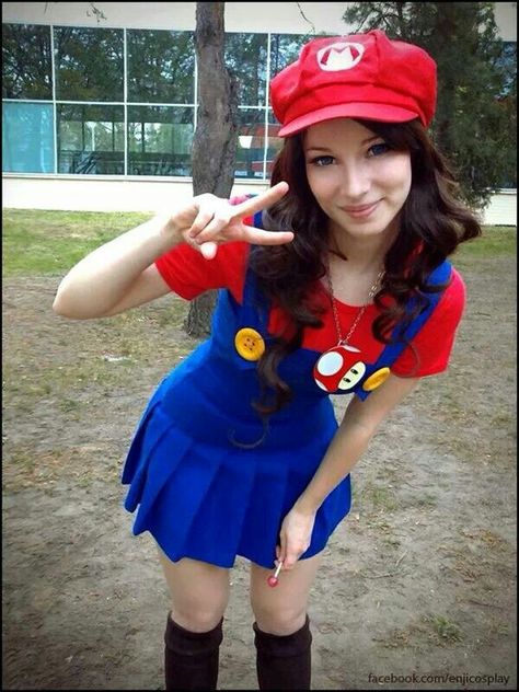 Cute Mario cosplay girl Mario Cosplay, Mario Costume, Costume Making, Diy Kostüm, Mode Costume, Idee Cosplay, Fantasias Halloween, Cute Costumes, Best Cosplay