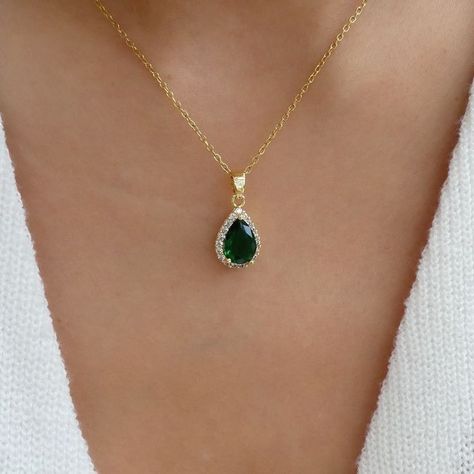 Midnight Chronicles, Necklaces Emerald, Locket For Men, Emerald Chain, Emerald Necklaces, Pear Shape Pendant, Jewelry Necklace Simple, Emerald Green Necklace, Emerald Necklace Pendant