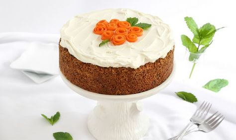 Karottenkuchen mit Frischkäse Frosting - Go Bold mit ButterGo Bold mit Butter Single Layer Carrot Cake Recipe, Carrot Cake Decoration, Candied Carrots, Carrot Cake With Cream Cheese, Carrot Flowers, Basic Cake, Cake With Cream Cheese Frosting, Cream Cheese Frosting Recipe, Simple Birthday Cake