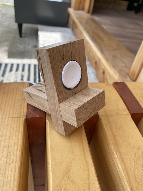 Apple Watch charging stand created with 2 pieces of wood Diy Watch Charging Stand, Apple Watch Stand Diy, Watch Organizer Diy, Diy Watch Band, Apple Watch Holder, Diy Apple, Apple Watch Charging Stand, Apple Watch Stand, Wood Apples