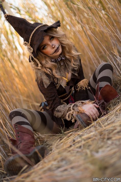 Scarecrow Costume Women, Epic Halloween Costumes, Halloween Costumes Scarecrow, Halloweenský Makeup, Scarecrow Costume, Halloween Coustumes, Halloween Photography, Pretty Halloween Costumes, Face Painting Halloween