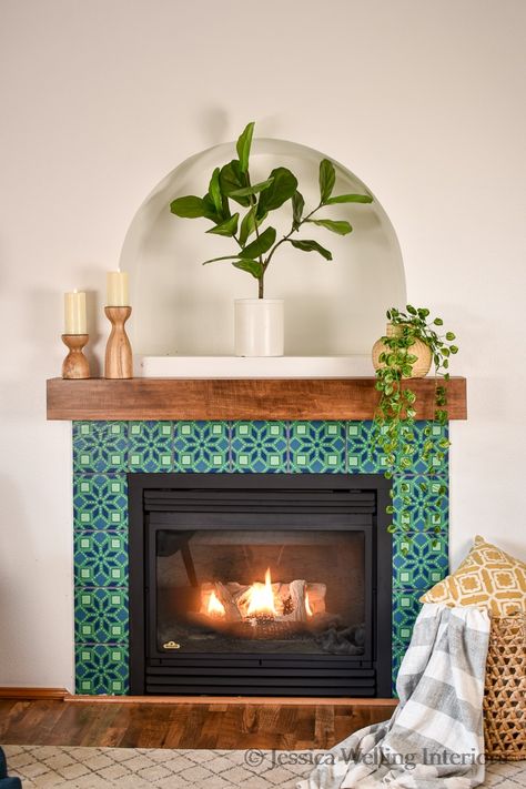 DIY Fireplace Makeover with High Heat Paint - Jessica Welling Interiors Mexican Tile Fireplace, Paint Fireplace Tile, High Heat Paint, Diy Fireplace Mantel, Cosy Fireplace, Diy Fireplace Makeover, Fireplace Tile Surround, Paint Fireplace, Old Fireplace