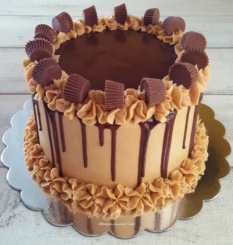 Butter Cake Design, Reeses Peanut Butter Cake, Reeses Desserts, Reese Peanut Butter Cake, Peanut Butter Birthday Cake, Reese's Chocolate, Small Birthday Cakes, Peanut Butter Cupcakes, Chocolate Peanut Butter Cake