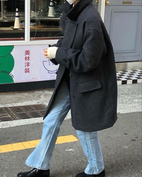 Oversized Coat Outfit, Outfits Wardrobe, Minimalist Outfits, Simple Casual Outfits, Fashion Content, Coat Outfit, Jewelry Summer, Style Edit, Style Basic