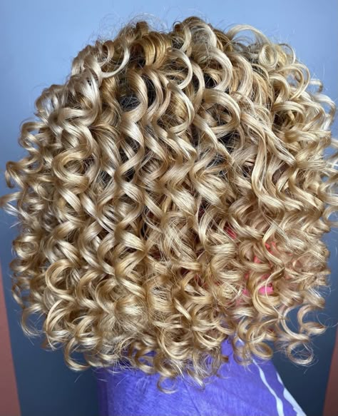 Blonde Curls Natural, Tight Curl Perm, Halfling Bard, Blonde Autumn, Spiral Perms, Curly Balayage, Hombre Hair, Gorgeous Curly Hair, Curly Perm