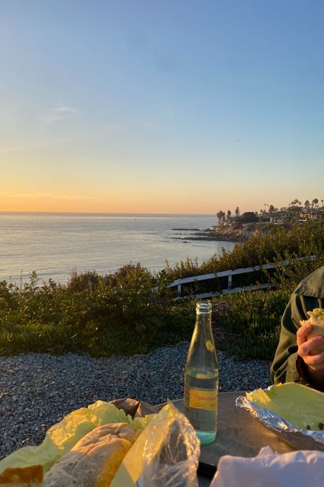 burritos at sunset at la jolla hermosa park, california San Diego Picture Ideas, San Diego California Aesthetic, La Jolla Aesthetic, La Jolla California Aesthetic, Cali Road Trip Aesthetic, Cali Sunset Aesthetic, San Diego Aesthetic, La Summer, Los Angeles Aesthetic