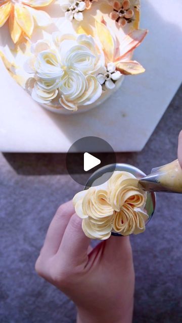 Large Buttercream Flowers, Floral Cake Designs Buttercream Flowers, Butter Cream Cake Design, Buttercream Roses Tutorial, Easy Cake Designs, Buttercream Tutorials, Butter Cream Flower Cake, Buttercream Rose Cake, Buttercream Flowers Cupcakes