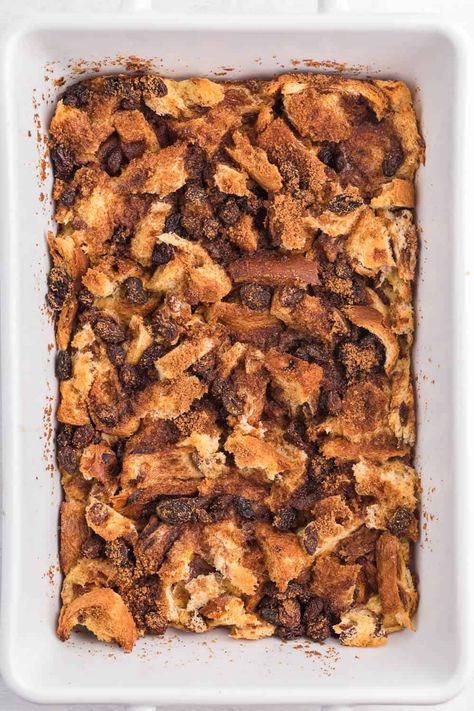 Cinnamon Raisin French Toast Casserole - Sweeten your mornings with this divine baked French Toast casserole recipe! It’s bursting with raisins, cinnamon and yummy raisin bread. Pizza Tater Tot Casserole, Wife Saver Breakfast, Breakfast Casserole With Bread, Baked French Toast Casserole, Cinnamon Bread Recipe, Raisin Recipes, Simply Stacie, Breakfast Casserole Recipe, Overnight Breakfast Casserole