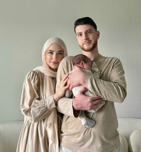 Couple With Baby, Mom Dad Baby, Muslim Family, Muslim Couple Photography, Classy Couple, Cute Maternity Outfits, Wedding Couple Poses Photography, Cute Muslim Couples, Foto Baby