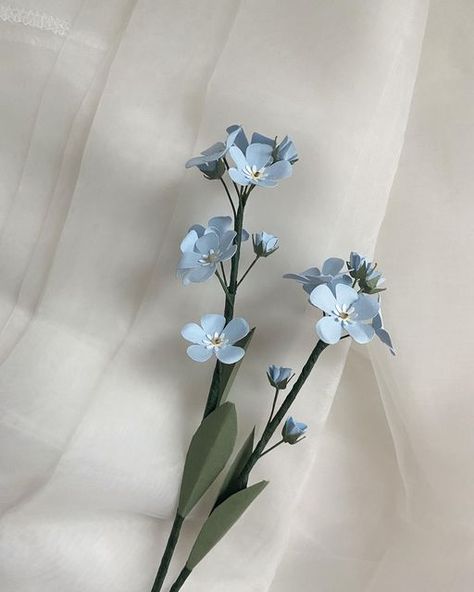 Paper Forget Me Not Flowers, Forget Me Not Origami, Origami Forget Me Not, Paper Forget Me Not Flowers Diy, Forget Me Not Paper Flowers, Aesthetic Paper Flowers, Forget Me Nots Aesthetic, Forget Me Not Flowers Bouquet, Paper Flowers Aesthetic