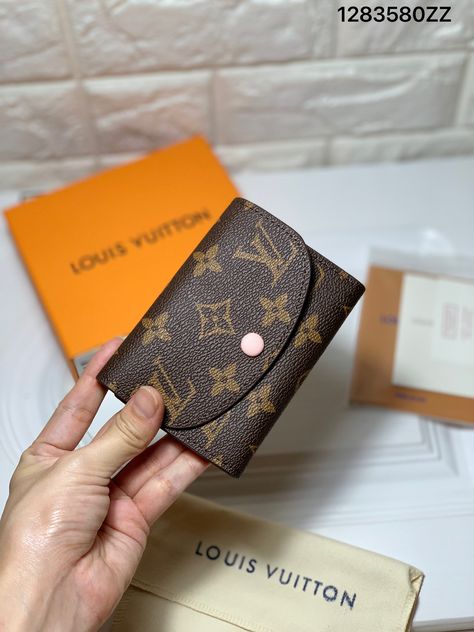 Louis Vuitton Wallet, Android Wallpaper, Pretty Things, Vision Board, Birthday Gifts, Louis Vuitton, Wallet, Lifestyle, Birthday