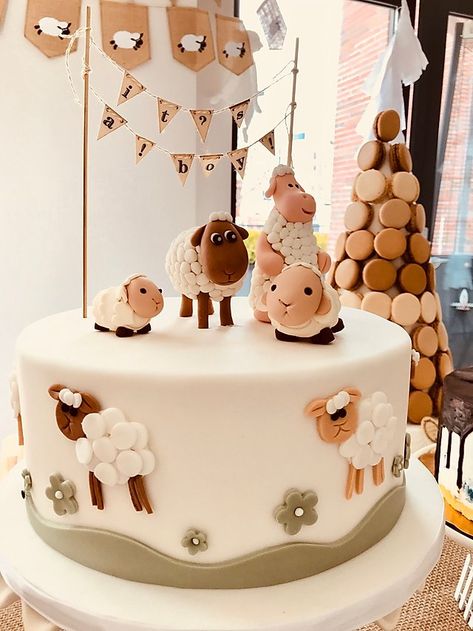 Sheep Cake Ideas, Sheep Birthday Cake, Lamb Baby Shower Theme, Shaun The Sheep Cake, Aid Adha, Sheep Party, Sheep Cupcakes, Barnyard Cake, Sheep Cake