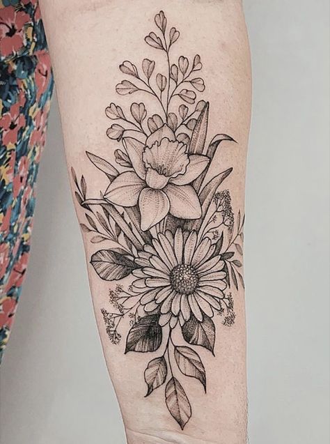 Feminine Tattoo Designs, Daffodil Flower Tattoos, Flower Leg Tattoos, Underarm Tattoo, Common Tattoos, Jagua Henna, Daffodil Tattoo, Wrap Tattoo, Bouquet Tattoo