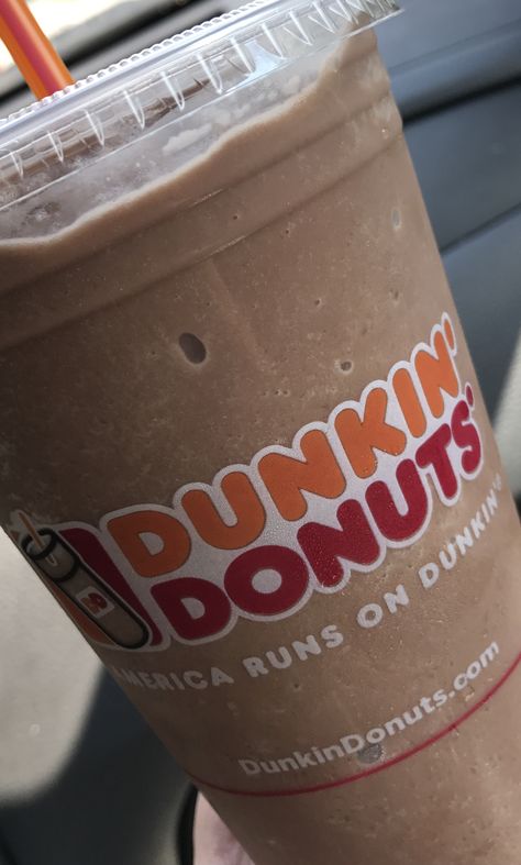 Dunkin donuts frozen hot chocolate! Soooo good! Dunkin Dounts, Dunkin Donuts Recipe, Dunkin Dounuts, Best Dunkin Donuts Drinks, Dunkin Donuts Coffee Drinks, Mrs Fields Chocolate Chip Cookies, Hot Chocolate At Home, Temper Chocolate, Chocolate At Home