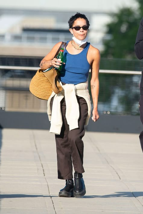 Zoë Kravitz Wore a $19 Beach Bag Trend to the Airport With $1,300 Combat Boots Zoe Kravitz Style, Mode Zendaya, Zoë Kravitz, Walking Outfits, Celeb Fashion, Band Rock, Chunky Loafers, Zoe Kravitz, August 31