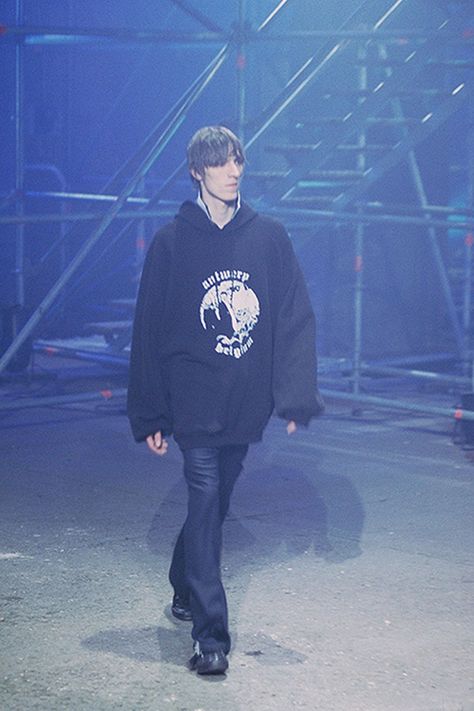 Raf Simons Archive, All Black Fashion, Distressed Sweatshirt, Slim Suit, Archive Fashion, Aesthetic Inspiration, Menswear Fashion Show, Striped Turtleneck, Menswear Fashion