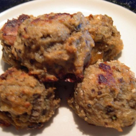 baked eggplant balls Fried Eggplant Parmesan, Eggplant Balls, Eggplant Fried, Making Meatballs, Fried Eggplant, Meatless Monday Recipes, Eggplant Dishes, Baked Eggplant, Vegetarian Burger