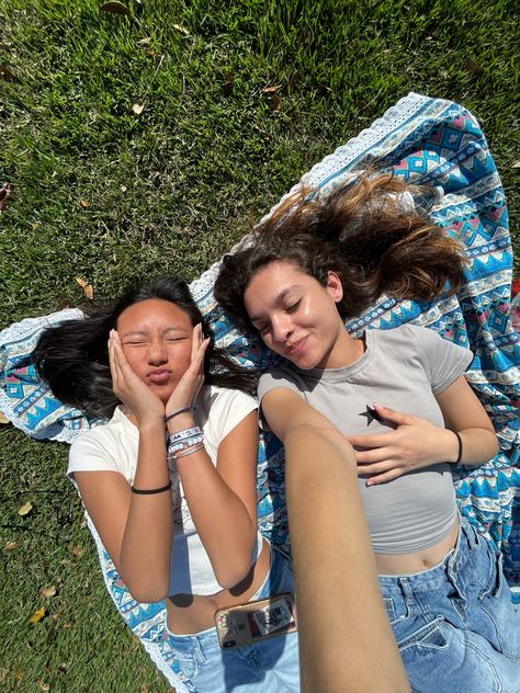 #duo #besties #bestfriends #picnic #grass #valentines #galentines #fashion #pretty #sun #summer #poses #duoposes #poseideas #aesthetic #ootd Summer Duo Pics, Picnic Pictures Friends, Picnic With Bestie, Picnic Photo Ideas, Craft Picnic, Future Pictures, Picnic Photo Shoot, Picnic Pictures, Inspi Photo