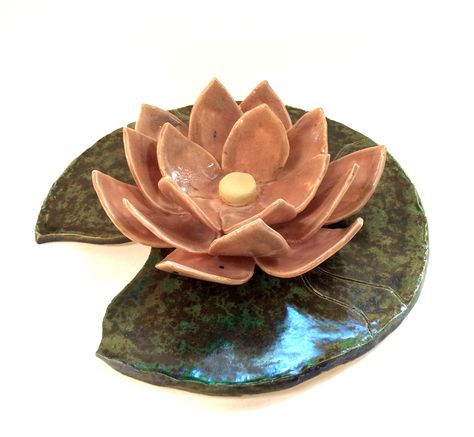 Lily pad sculpture by Bella Li '18—hand sculpted porcelain with several layers of glaze and fired to cone 6. Beautiful! ‪#‎VES100‬ Lily Pad Sculpture, Clay Lily Pad, Design Cup, Fire Flower, Sculpture Projects, Water Animals, Ash Tray, Light Night, Ceramic Ideas