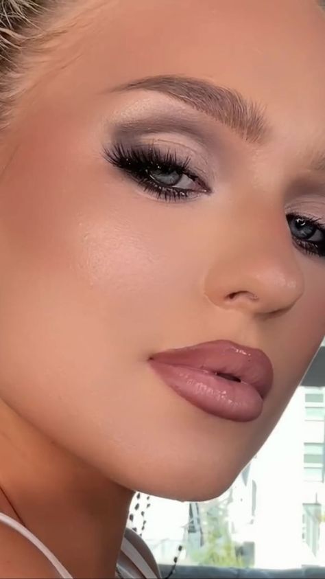 Inga Voloshchakevych | Hooded eyes makeup. The quickest and easiest makeup for hooded eyes using only one product - contouring wand by @sheglam_official 💖 | Instagram Hooded Eye Makeup Eyeshadow, Club Makeup Ideas, Makeup Ideas For Hooded Eyes, Older Eyes, Hooded Eyes Makeup, Makeup Hooded Eyes, Makeup For Hooded Eyes, Club Makeup, Hooded Eye Makeup